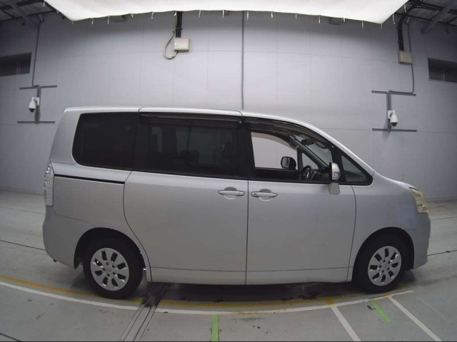 TOYOTA NOAH 2010