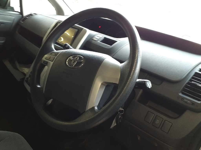 TOYOTA NOAH 2010