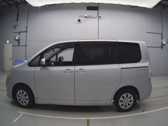TOYOTA NOAH 2010
