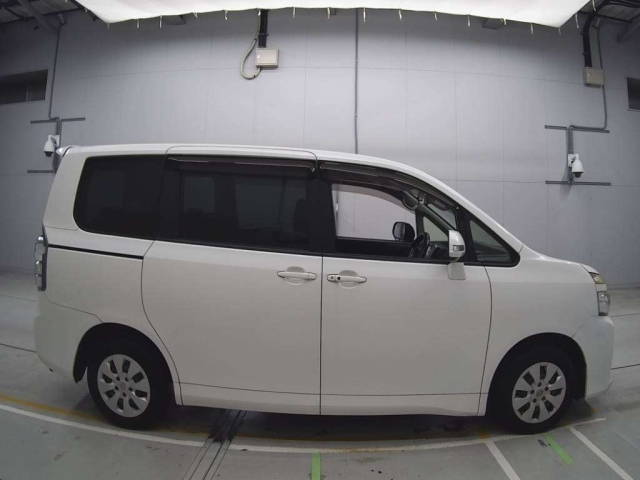 TOYOTA VOXY 2012