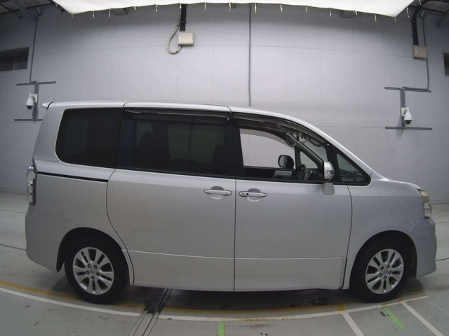 TOYOTA VOXY 2011