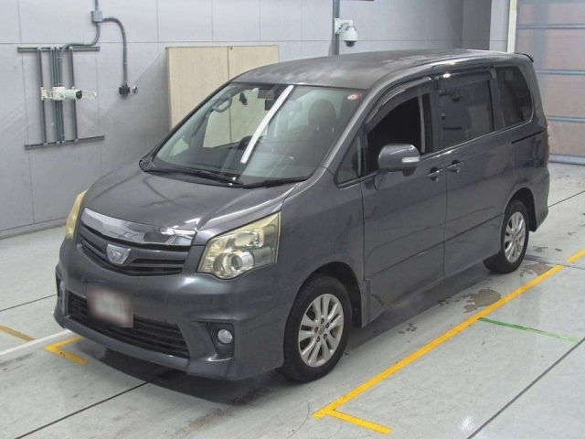 TOYOTA NOAH 2010