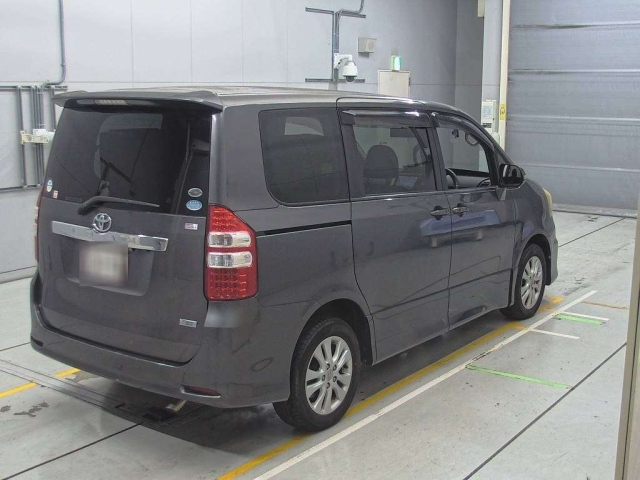 TOYOTA NOAH 2010