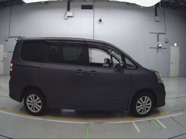 TOYOTA NOAH 2010