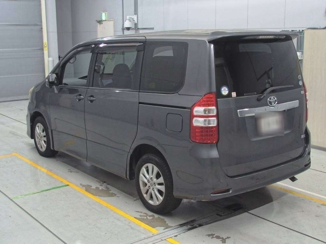 TOYOTA NOAH 2010
