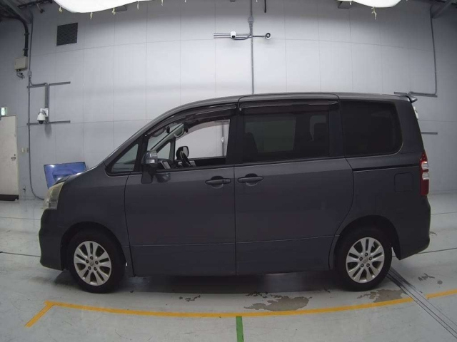 TOYOTA NOAH 2010