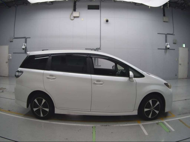 TOYOTA WISH 2013