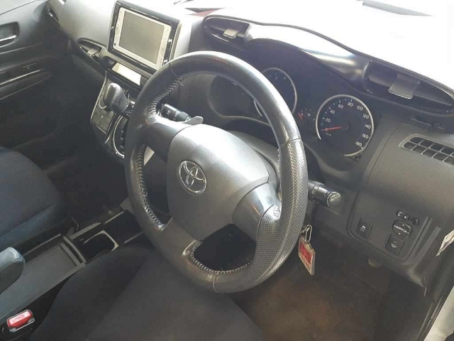 TOYOTA WISH 2013