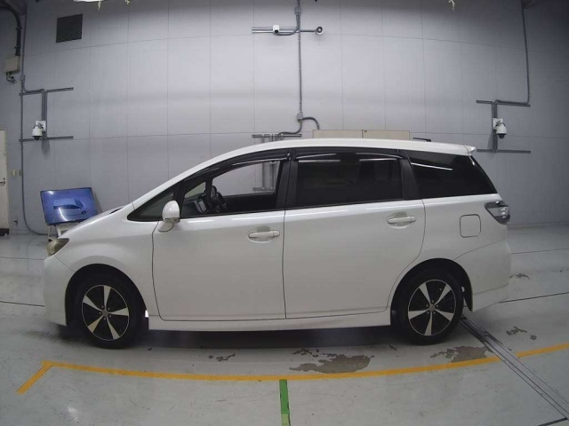 TOYOTA WISH 2013