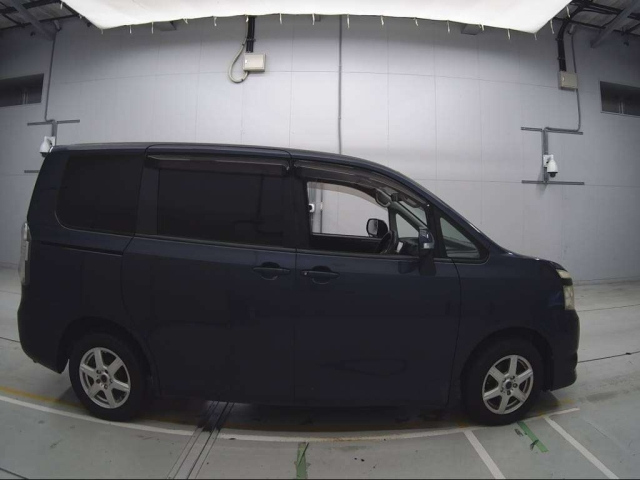 TOYOTA VOXY 2008