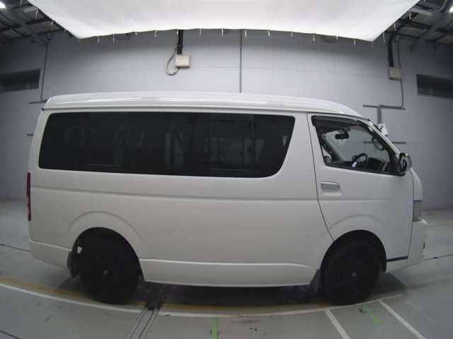 TOYOTA HIACE 2011