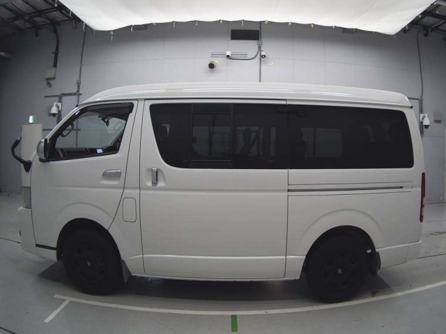 TOYOTA HIACE 2011