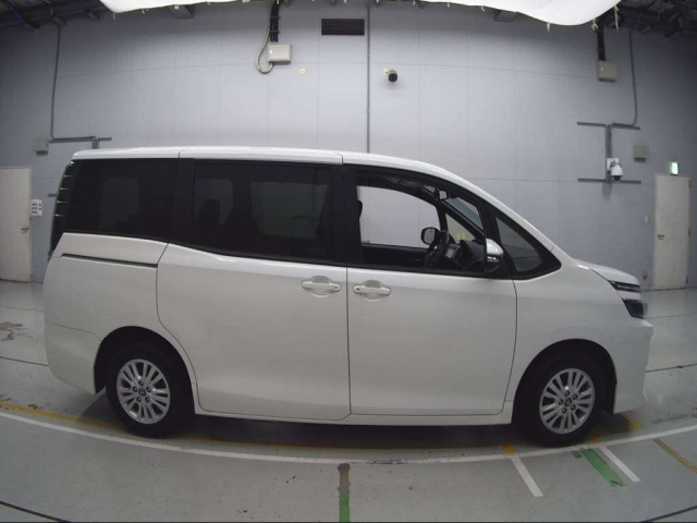 TOYOTA VOXY 2015