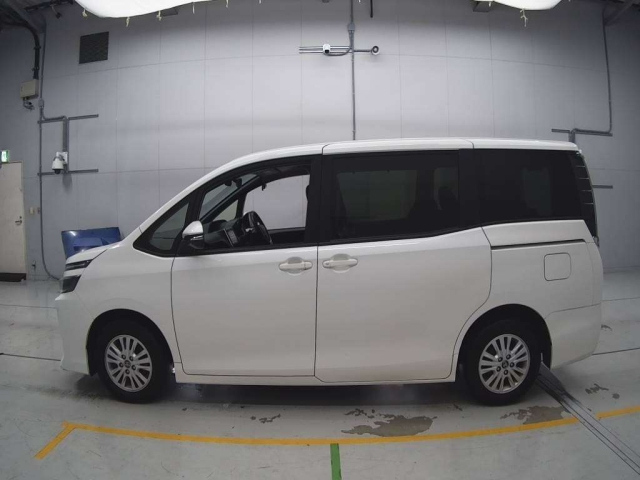 TOYOTA VOXY 2015