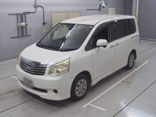 TOYOTA NOAH 2013