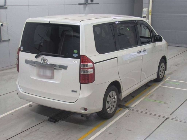TOYOTA NOAH 2013