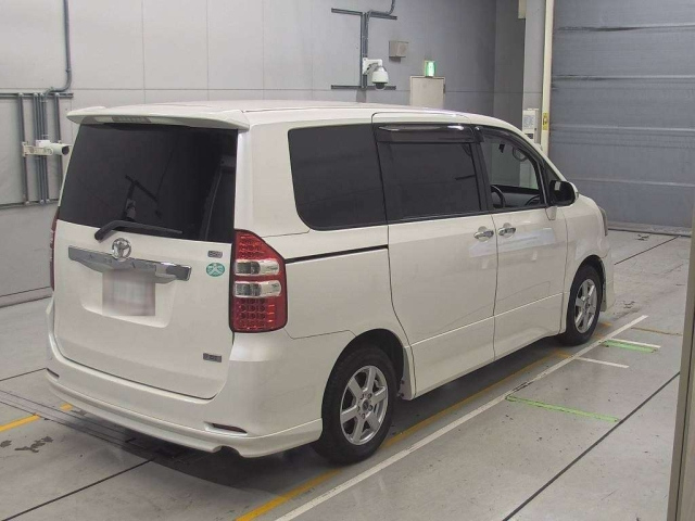 TOYOTA NOAH 2011