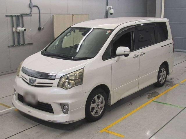 TOYOTA NOAH 2011
