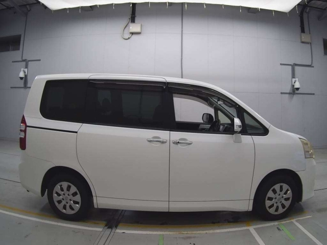 TOYOTA NOAH 2013