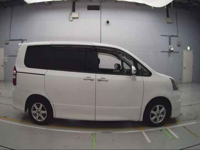 TOYOTA NOAH 2011