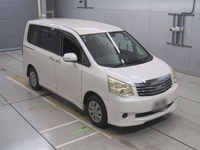 TOYOTA NOAH 2013