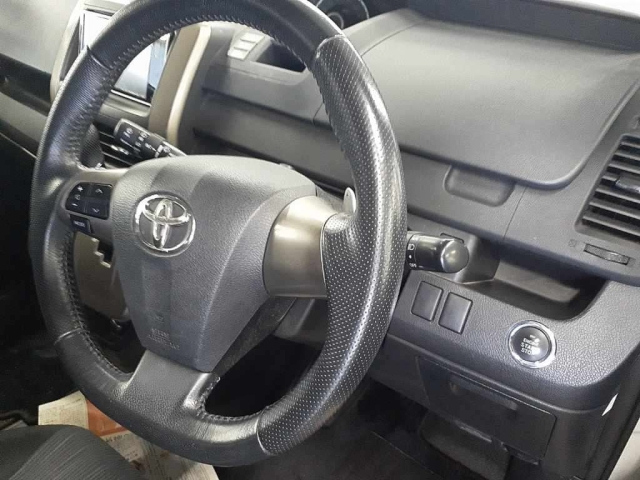 TOYOTA NOAH 2011