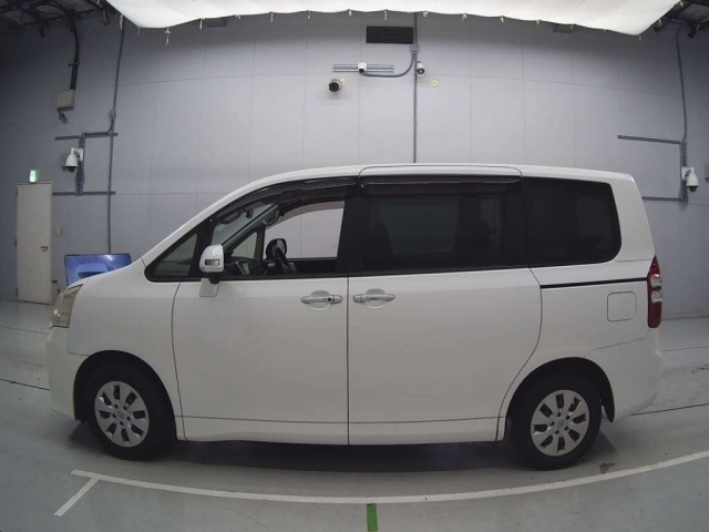 TOYOTA NOAH 2013