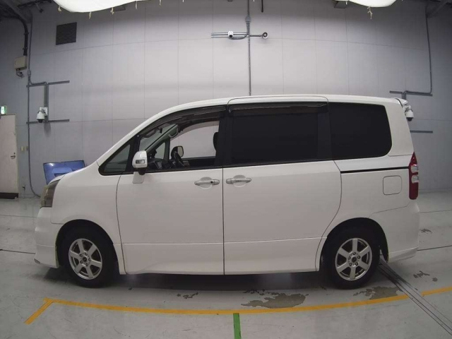 TOYOTA NOAH 2011