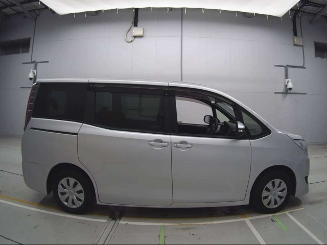 TOYOTA NOAH 2018