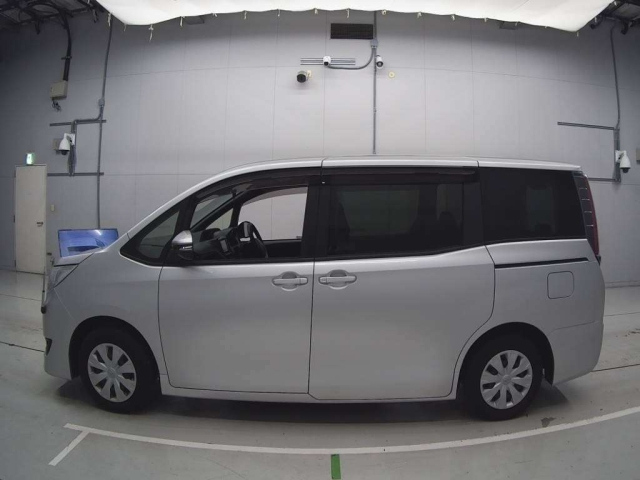 TOYOTA NOAH 2018