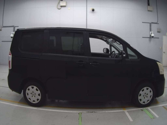 TOYOTA NOAH 2010