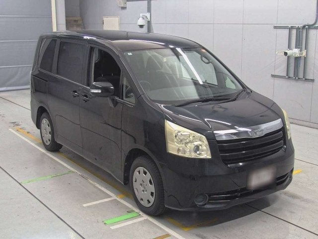 TOYOTA NOAH 2010