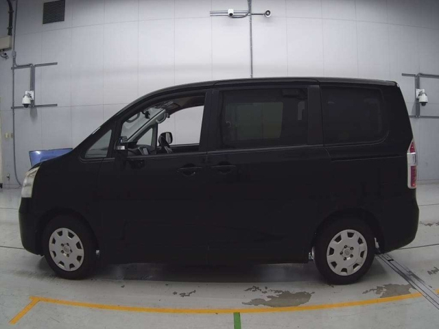 TOYOTA NOAH 2010