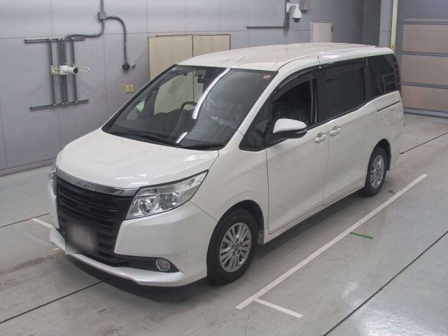 TOYOTA NOAH 2015