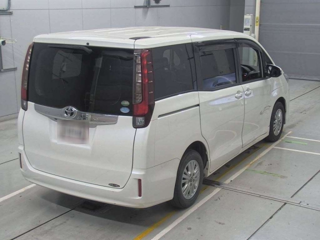 TOYOTA NOAH 2015
