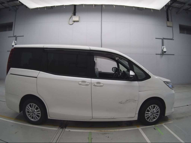 TOYOTA NOAH 2015