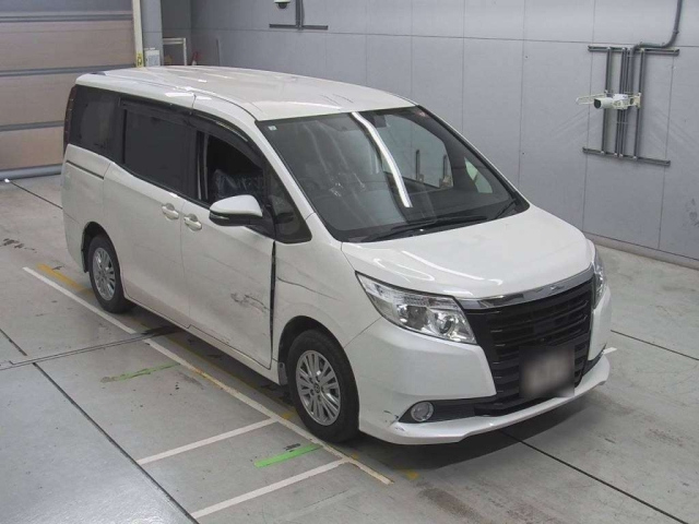 TOYOTA NOAH 2015