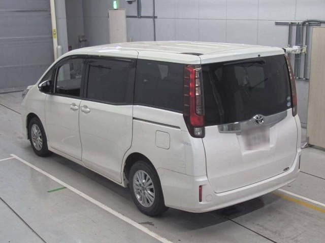 TOYOTA NOAH 2015