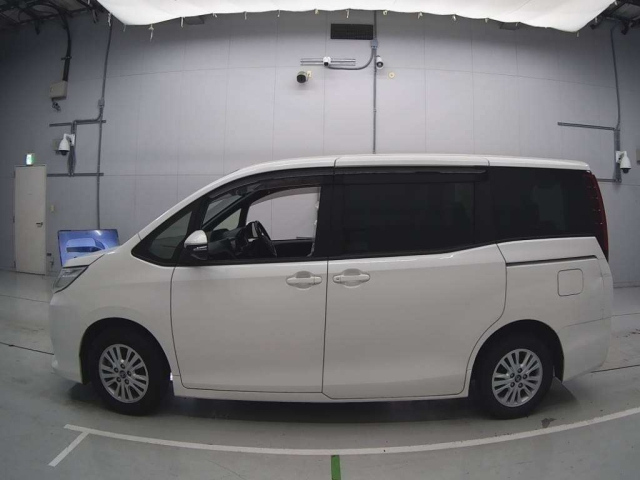 TOYOTA NOAH 2015
