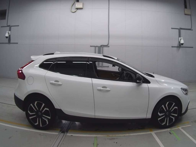 VOLVO V40 2017