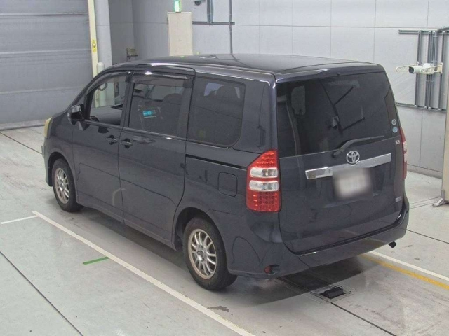 TOYOTA NOAH 2010