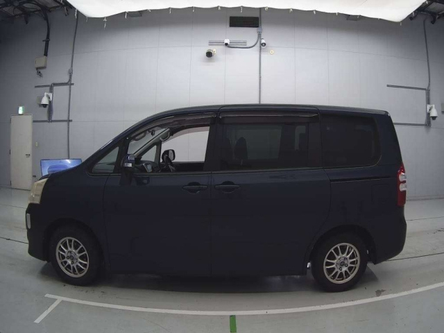 TOYOTA NOAH 2010