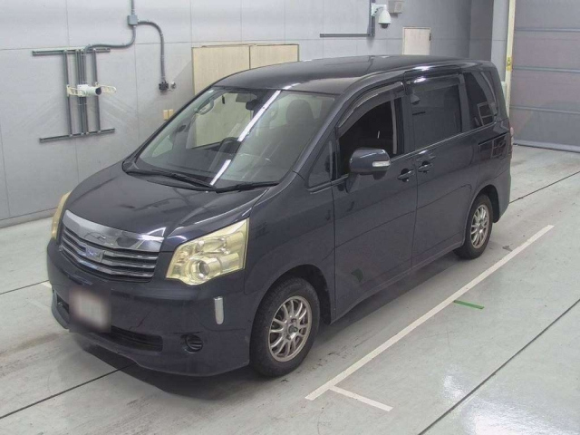 TOYOTA NOAH 2010