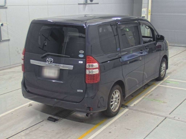 TOYOTA NOAH 2010