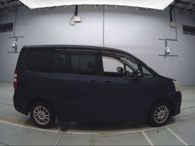 TOYOTA NOAH 2010