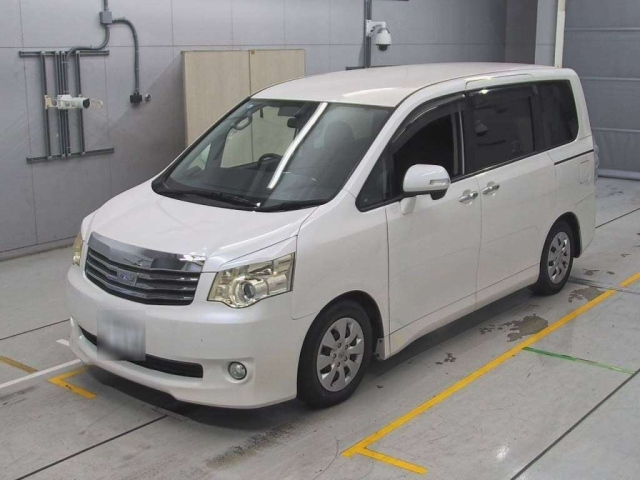 TOYOTA NOAH 2011