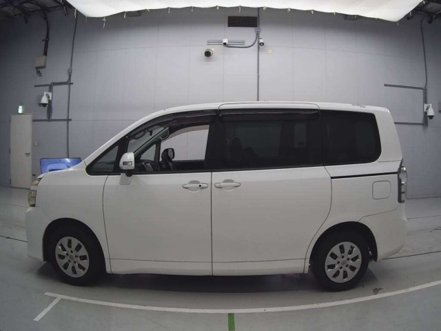 TOYOTA VOXY 2010
