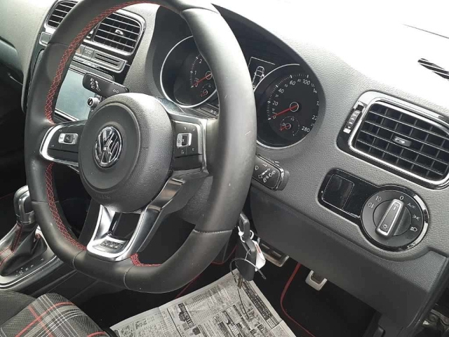 VOLKSWAGEN POLO 2016