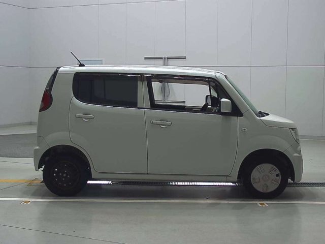 SUZUKI MRWAGON 2011
