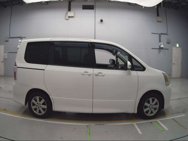 TOYOTA NOAH 2008